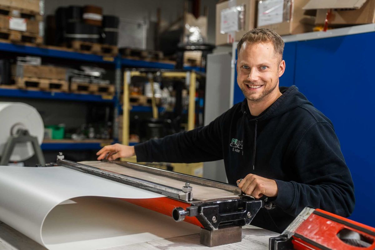 Konfektionierung eines Transportbands in der Werkstatt